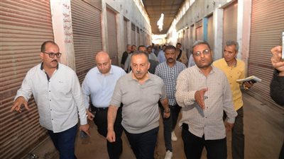 محافظ أسيوط يتفقد سوق الباعة الجائلين بشارع التحكم المركزي بحي شرق   