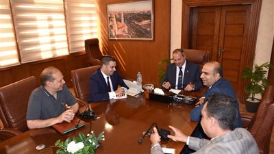 محافظ بورسعيد يستقبل مساعد وزيرة البيئة لمناقشة آليات التعاون في ملف النظافة