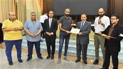 محافظ أسيوط يسلم شهادات TOT لفريق دعم تكتلات الرمان والنباتات الطبية والعطرية  