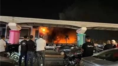 إصابة 6 أشخاص في حريق هائل اندلع داخل مول بالتجمع