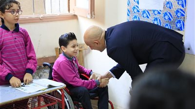 وزير التعليم يوجه بتخصيص عامل لمرافقة طالب من ذوي الاحتياجات من المنزل للمدرسة