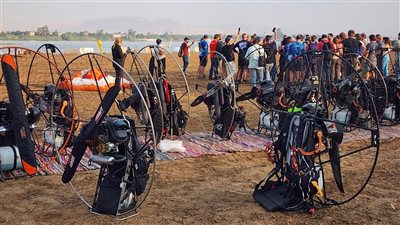 انطلاق رحلات طائرات الباراموتور بمشاركة 55 متسابقا من 20 دولة فوق المعابد والمقابر الفرعونية بالأقصر 