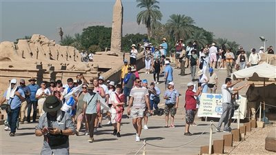  إقبال كبير من السائحين الأجانب على زيارة معابد الكرنك التاريخية (صور) 
