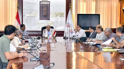 محافظ الأقصر يتابع آخر مستجدات ملفي التصالح وتقنين أراضي الدولة 