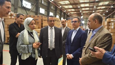 وزير الاستثمار يتفقد عدد من المصانع بالمنطقة الصناعية الحرة بالإسماعيلية