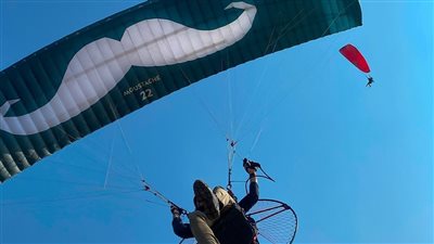 لليوم الثانى.. 55 مغامر أجنبى من 20 دولة في سماء الأقصر بطائرات 