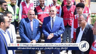 رئيس جامعة سوهاج يشارك الطلاب بحملة 