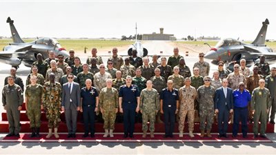القوات المسلحة تنظم زيارة لعدد من الملحقين العسكريين من الدول الشقيقة والصديقة إلى إحدى القواعد الجوية