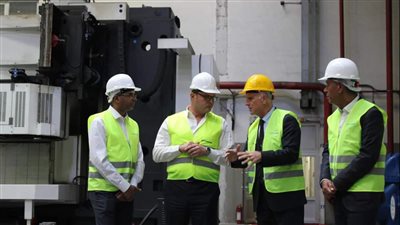 مسئولو الإسكان يصطحبون أسطورة العقارات في اليابان وأعضاء تحالفه الاستثماري 