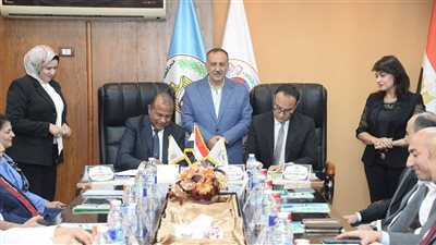 محافظ أسيوط يشهد توقيع بروتوكول بين المحافظة والغرفة التجارية لإقامة معرض دائم للسلع الغذائية 