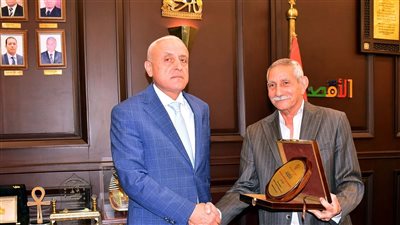 محافظ الأقصر يستقبل نقيب الأطباء البيطريين بالمحافظة