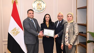 وزيرة التضامن تتسلم شهادة الهرم الأخضر لإنشاء أول حضانة صديقة للبيئة بسيوة