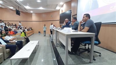 رئيس جامعة أسيوط التكنولوجية يلتقي بالطلاب  