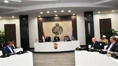 محافظ أسوان يأمر بسرعة إنجاز طلبات التقنين