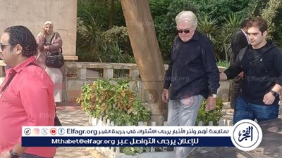 بكاء حسين فهمي في جنازة شقيقه مصطفى فهمي |صور