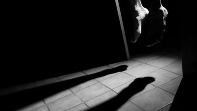 أزمة نفسية.. تفاصيل إنهاء شاب حياته شنقًا داخل منزله في الصف