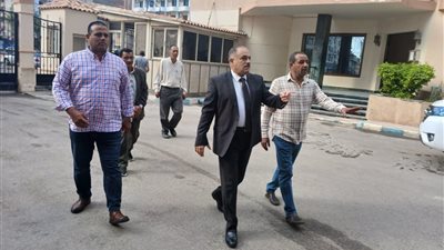 سكرتير عام محافظة مطروح يتفقد بعض الإدارات الخدمية بالمحافظة