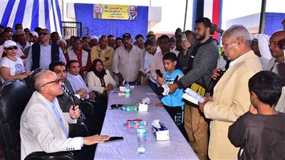 محافظ الأقصر يعقد لقاء جماهيريا للاستماع لشكاوى أهالى مدينة الزينية