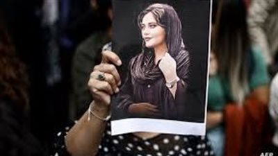 في ذكري وفاتها.. السلطات الإيرانية تحتجز أقارب 