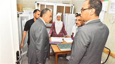 أبوالنصر يفاجئ العاملين بمستشفى أسيوط العام بحي غرب   