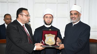 وزير الأوقاف يكرم الأمين العام السابق للمجلس الأعلى للشئون الإسلامية