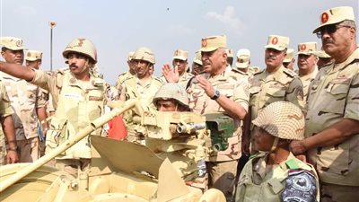 وزير الدفاع يتفقد منظومة التدريب القتالي لأحد تشكيلات الجيش الثاني الميداني 