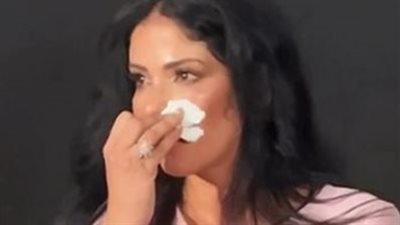 بسبب الست.. منى زكي تبكي بمهرجان البحرين 