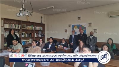 رئيس جامعة المنصورة يتلقي بطلاب جامعة 