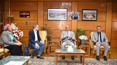 رئيس جامعة أسيوط يلتقي البروفيسور إيمانويل كورنيلو أحد أعضاء فريق المعلوماتية الحياتية بجامعة مونبلييه الفرنسية