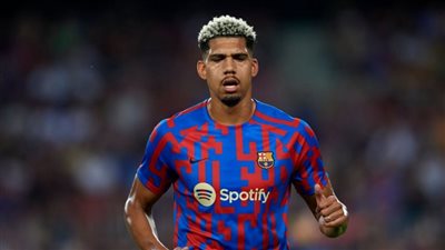 أراوخو بين البقاء والرحيل.. راتبه المرتفع يضع مستقبله مع برشلونة على المحك