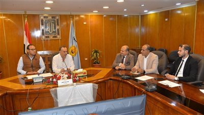 محافظ أسيوط يعقد اجتماعًا مع وفد وزارة الاتصالات لبحث سبل تفعيل بروتوكول التنمية المجتمعية الرقمية  