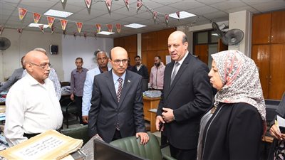 تفاصيل الزيارة المفاجئة لرئيس جامعة أسيوط داخل عدد من القطاعات والوحدات بالمبنى الإداري للجامعة   
