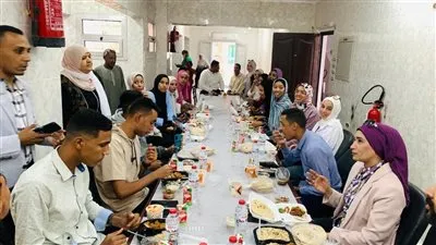 القائم بأعمال رئيس جامعة الأقصر تتفقد المدن الجامعية وتتناول وجبة الغذاء مع الطلبة والطالبات