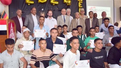 محافظ الأقصر يكرم طلاب الدفعة العاشرة بالقسم الألماني بمدرسة العديسات الثانوية الصناعية