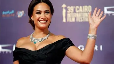 صورة.. هند صبري تنعى والدة مي عز الدين