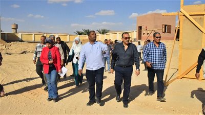 محافظ أسيوط يتفقد أعمال إنشاء السوق الحضري بقرية الكوم الأحمر بمركز البداري  