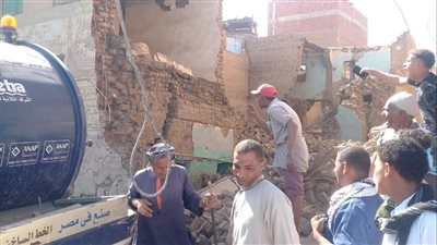 انهيار منزل إثر انفجار فى خط طرد مياه بمركز منفلوط فى أسيوط   