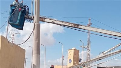 أبوالنصر يشدد على استمرار صيانة أعمدة الإنارة وتركيب كشافات كهرباء جديدة بقرى مركز أسيوط  