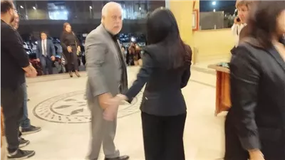 أشرف زكي أول الحاضرين في عزاء والدة مفيدة شيحة