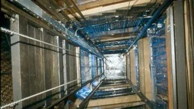 مفيش أسانسير.. تفاصيل مصرع مساعد صيدلي إثر سقوطه من بئر مصعد في الدقي