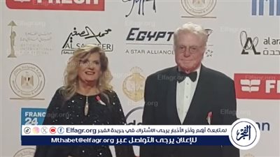 في دورته الـ 45 حسين فهمي وزوجته أول الحاضرين في حفل افتتاح مهرجان القاهرة السينمائي 