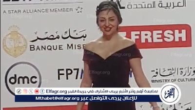 بفستان مفتوح.. إلهام صفي الدين تتألق في حفل افتتاح مهرجان القاهرة السينمائي
