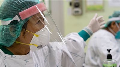 الأمراض المعدية وجائحة كوفيد-19 وتأثيرها على الرعاية الصحية