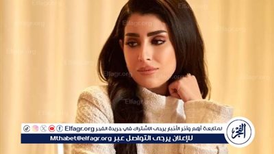 أيتن عامر تتألق بإطلالة ساحرة بفستان لبني يبرز رشاقتها وأناقتها