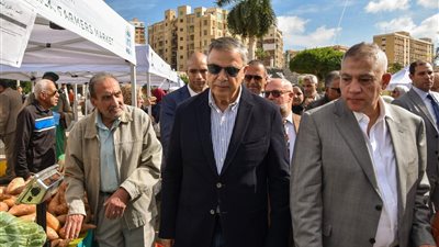 محافظ الإسكندرية يتفقد سوق اليوم الواحد للمزارعين والمنتجات الغذائية بمحطة الرمل