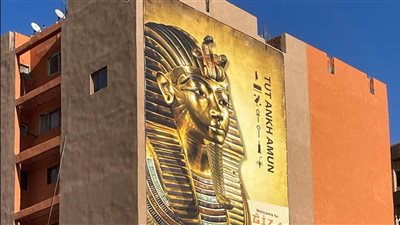 جداريات عملاقة.. ملوك مصر يغيرون وجه الطريق الدائري للوصول للمتحف المصري الكبير (صور) 