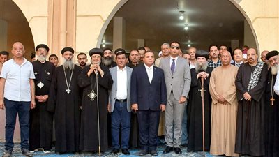 صور.. نائب محافظ الأقصر يشارك المسيحيين احتفالاتهم بدير مارجرجس بأرمنت