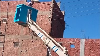 محافظ أسيوط: تركيب كشافات جديدة لرفع كفاءة منظومة الإنارة بقرية دوينة بمركزأبوتيج 