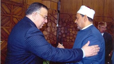 نقيب الأشراف يقدم واجب العزاء لـ الإمام الأكبر في وفاة شقيقته 