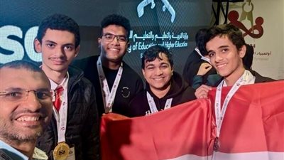 وزير التعليم يهنئ فريق مدارس 